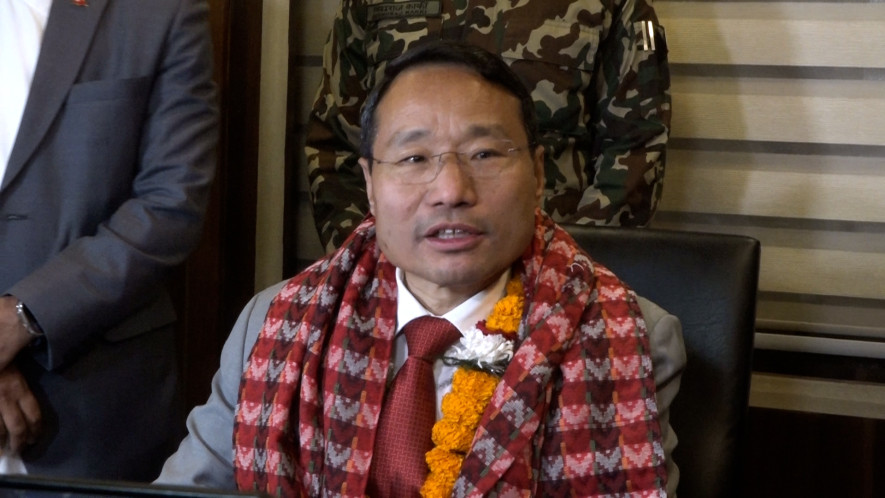 रेमिट्यान्स पठाउँदा लाग्ने शुल्क घटाउन अर्थमन्त्रीसँग माग